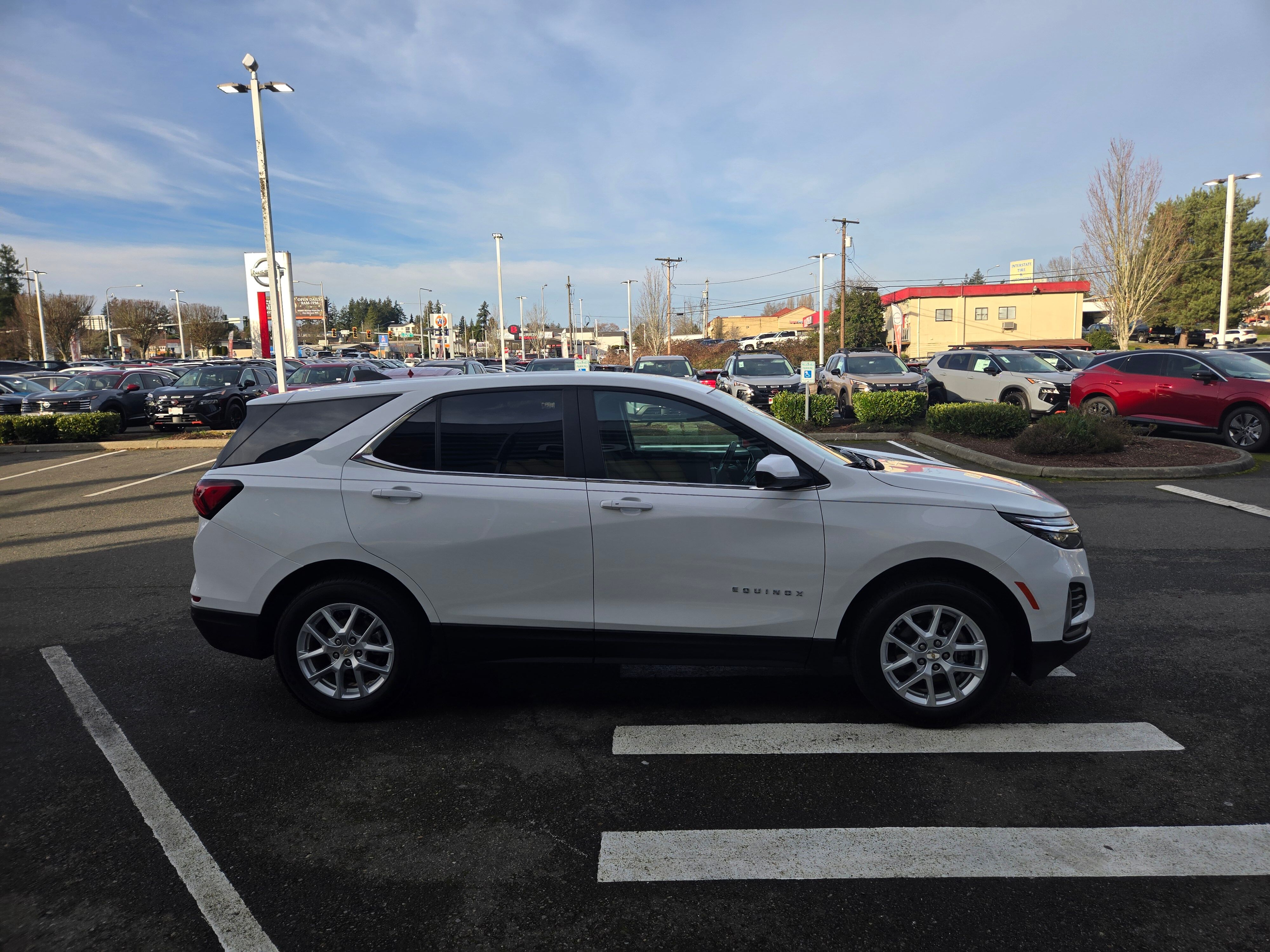 2024 Chevrolet Equinox LT Image 4 of 33