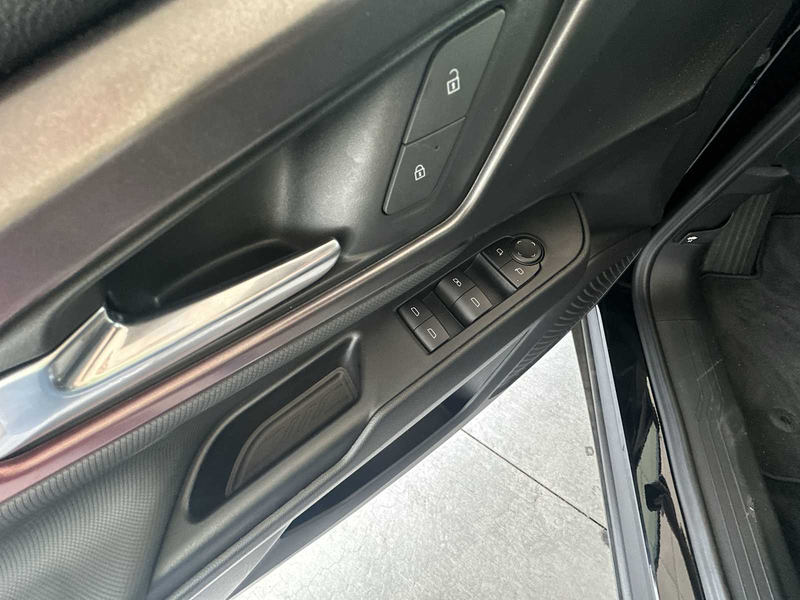 Vehicle image 23 of 32