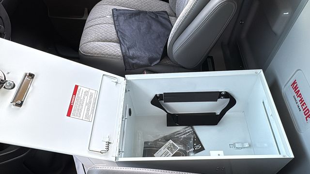 Vehicle image 16 of 40
