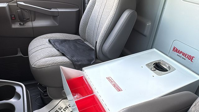 Vehicle image 27 of 40