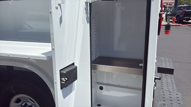 Vehicle image 32 of 40