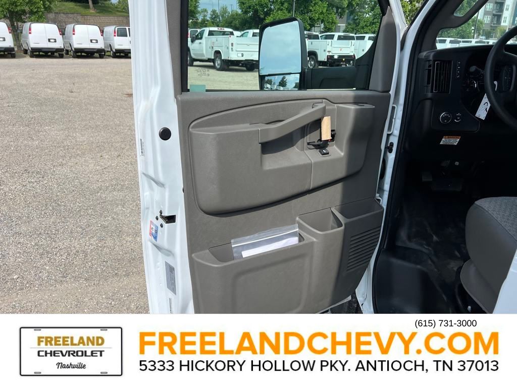 Vehicle image 17 of 25