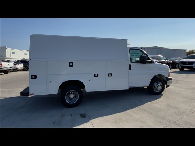 Vehicle image 8 of 48