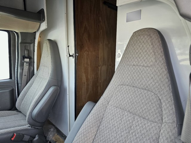 Vehicle image 16 of 27