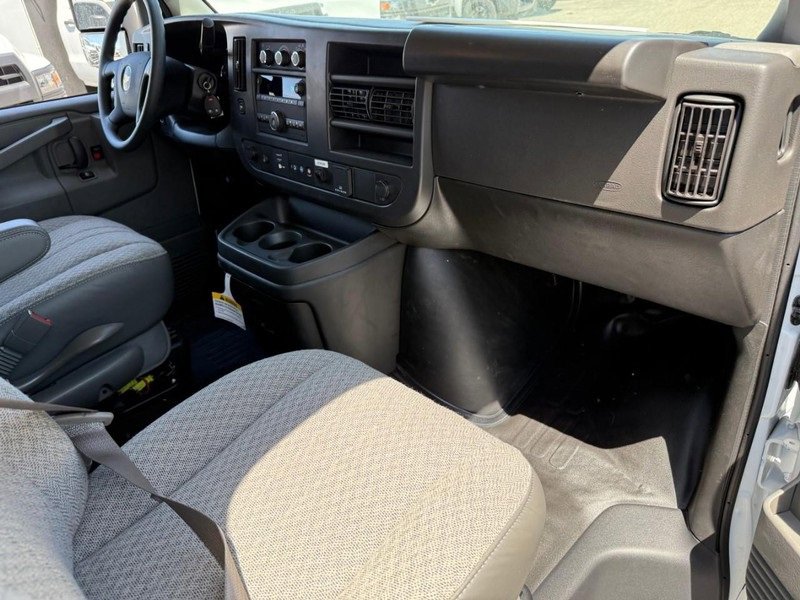 Vehicle image 9 of 14