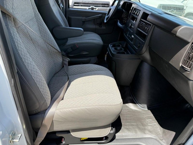 Vehicle image 8 of 14