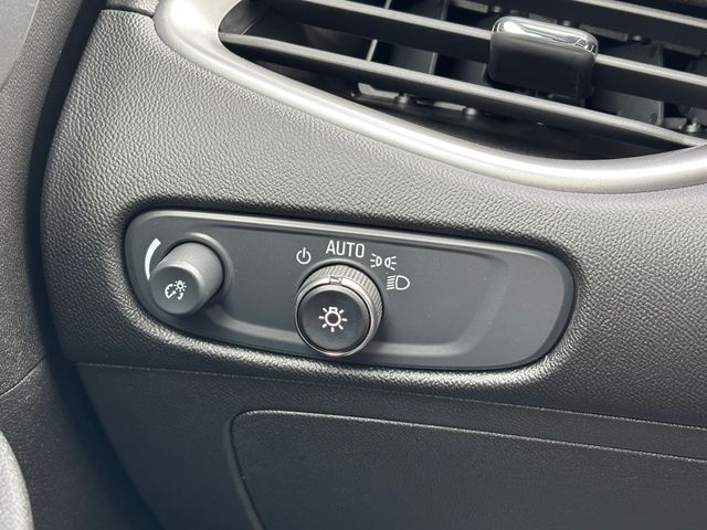 Vehicle image 31 of 33