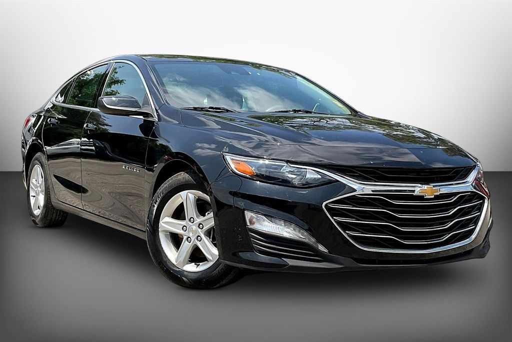2024 Chevrolet Malibu LT Image 3 of 34