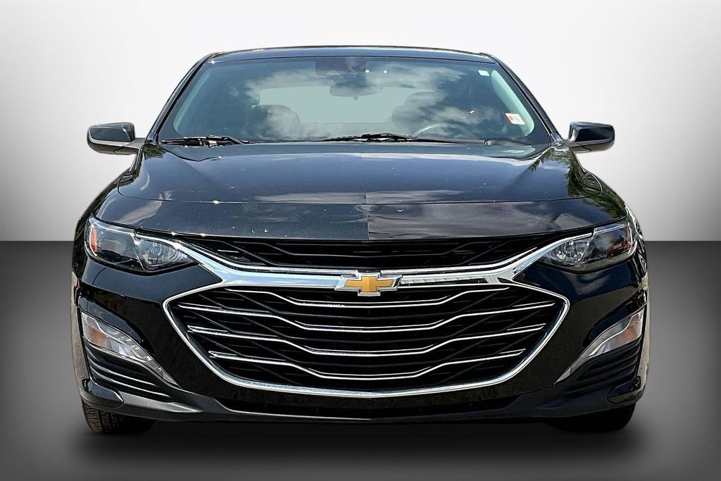 2024 Chevrolet Malibu LT Image 2 of 34