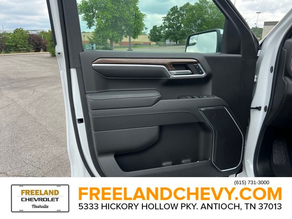 Vehicle image 9 of 23