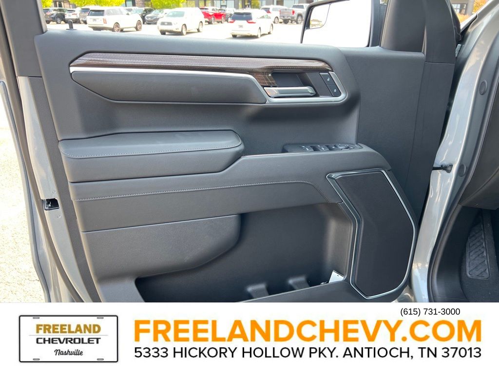 Vehicle image 11 of 24