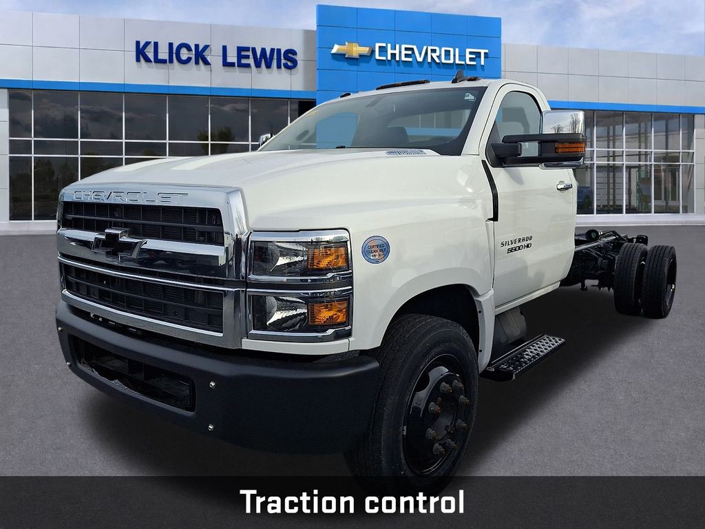 2024 Chevrolet Silverado MD LT Image 1 of 18