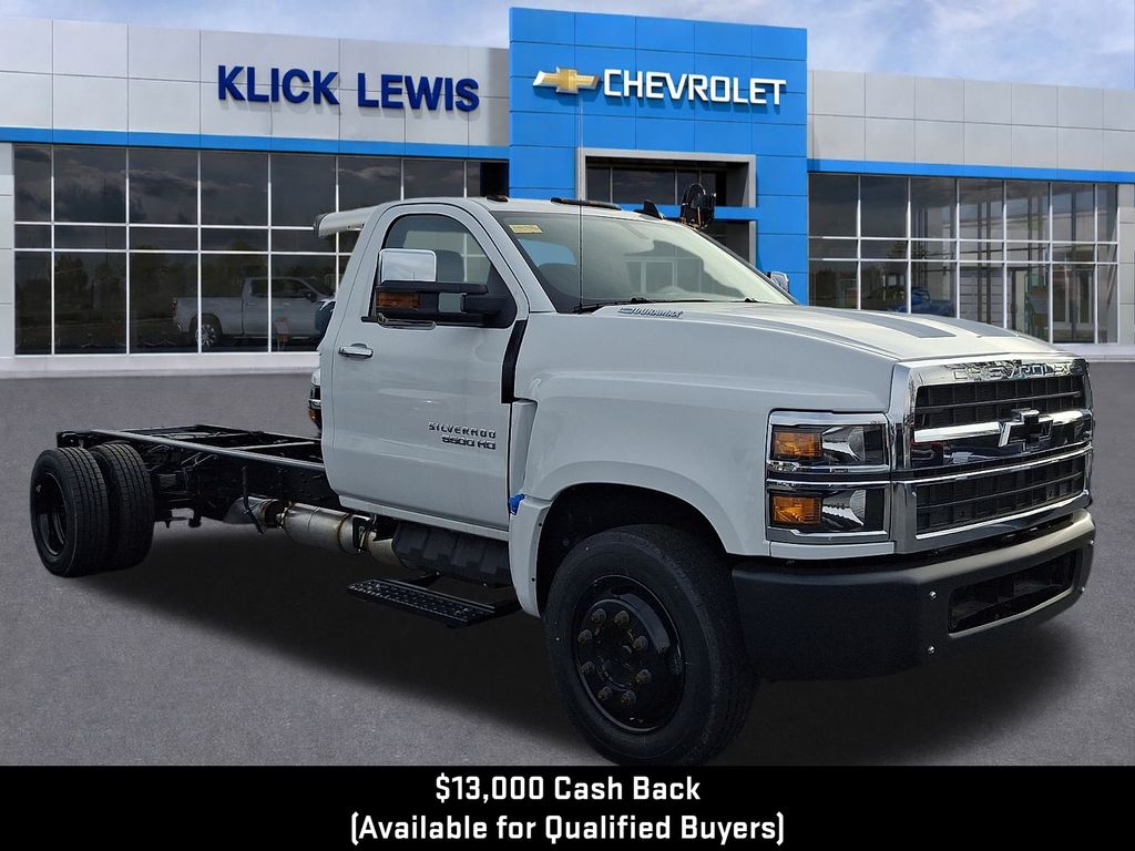 2024 Chevrolet Silverado MD LT Image 2 of 18
