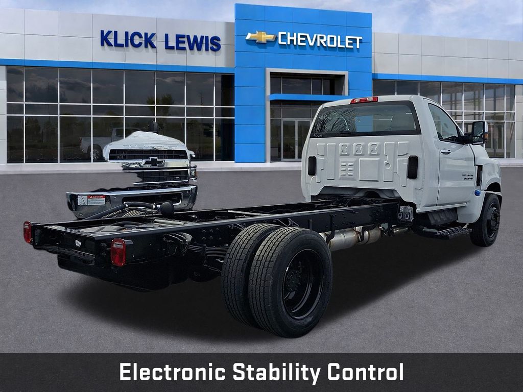 2024 Chevrolet Silverado MD LT Image 3 of 18