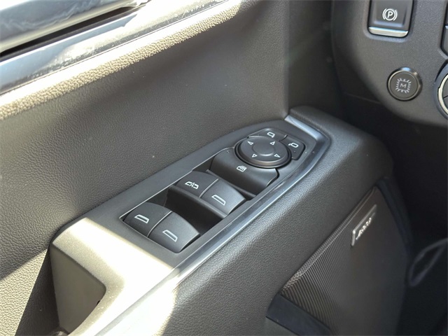 Vehicle image 27 of 33
