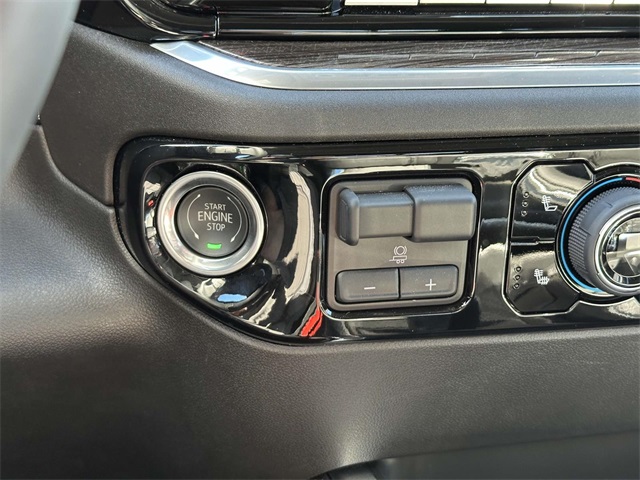 Vehicle image 28 of 33