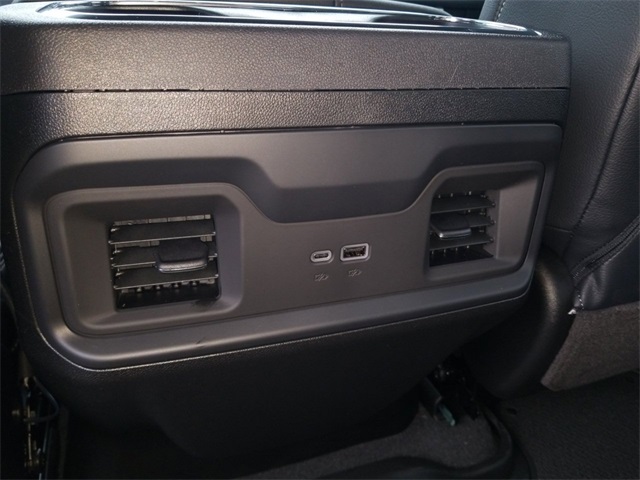 Vehicle image 17 of 26