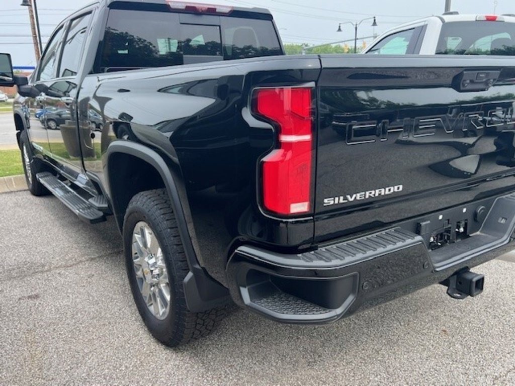 2024 Chevrolet Silverado 2500HD High Country Image 3 of 6