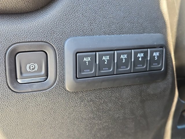 Vehicle image 23 of 32
