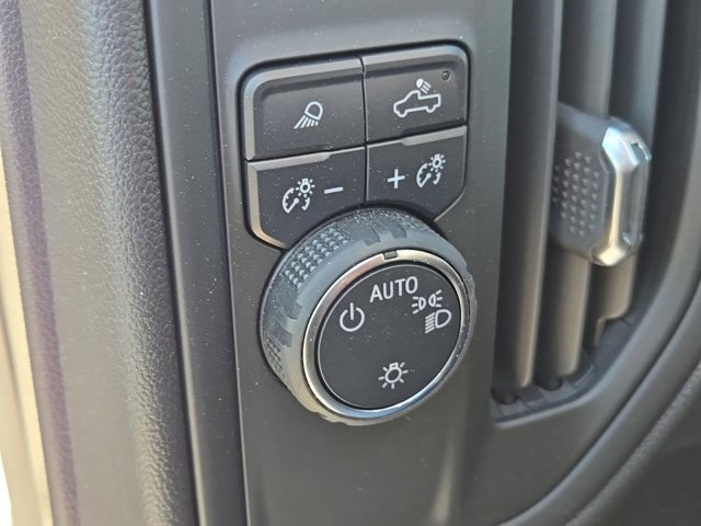 Vehicle image 24 of 32