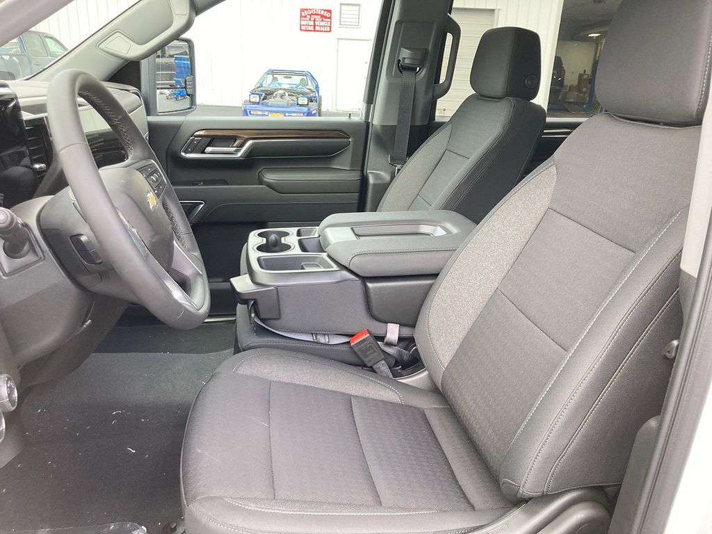 2024 Chevrolet Silverado 3500HD LT Image 18 of 33