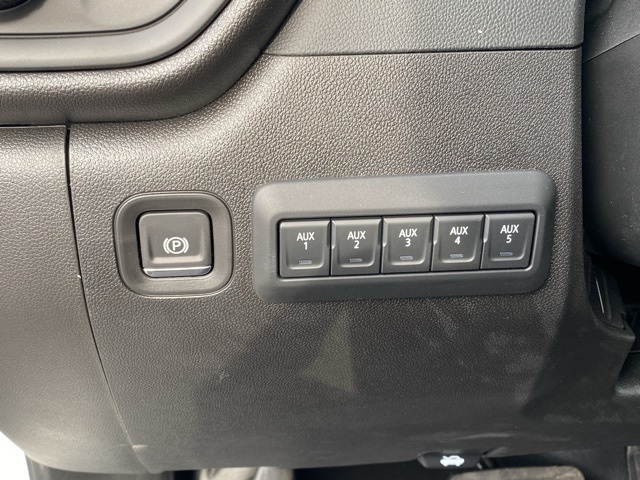 Vehicle image 25 of 35
