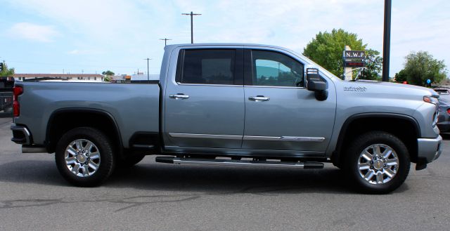 2024 Chevrolet Silverado 3500HD High Country Image 3 of 14