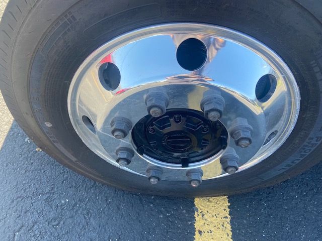 2024 Chevrolet Silverado MD LT Image 8 of 18