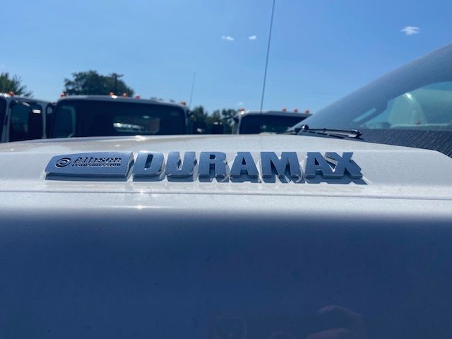 2024 Chevrolet Silverado MD LT Image 7 of 18