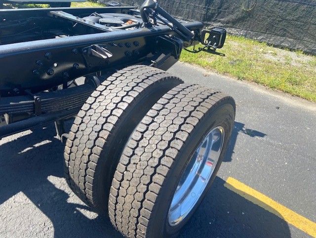 2024 Chevrolet Silverado MD LT Image 5 of 18