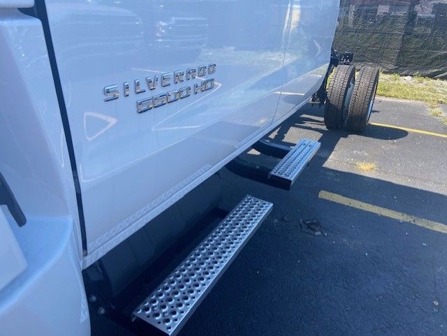 2024 Chevrolet Silverado MD LT Image 9 of 18