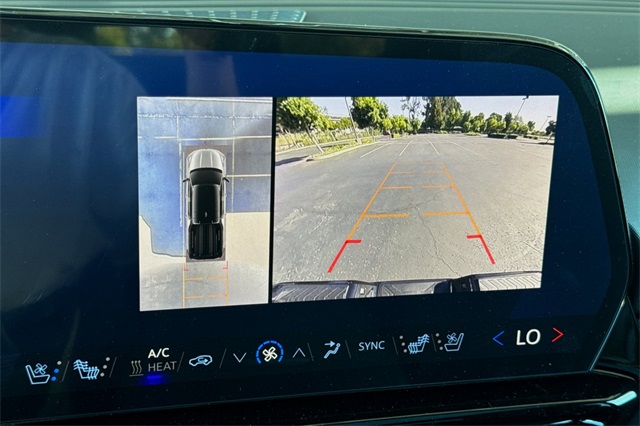 Vehicle image 17 of 23