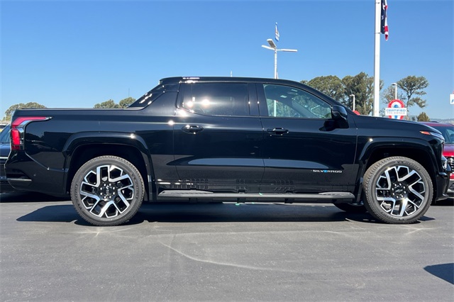 Vehicle image 4 of 21