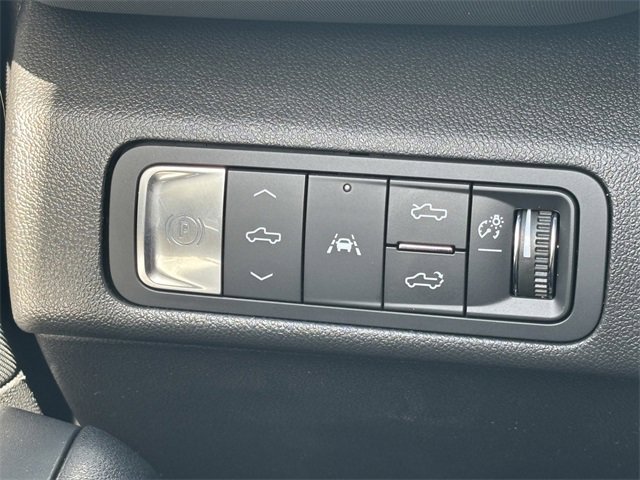 Vehicle image 32 of 34