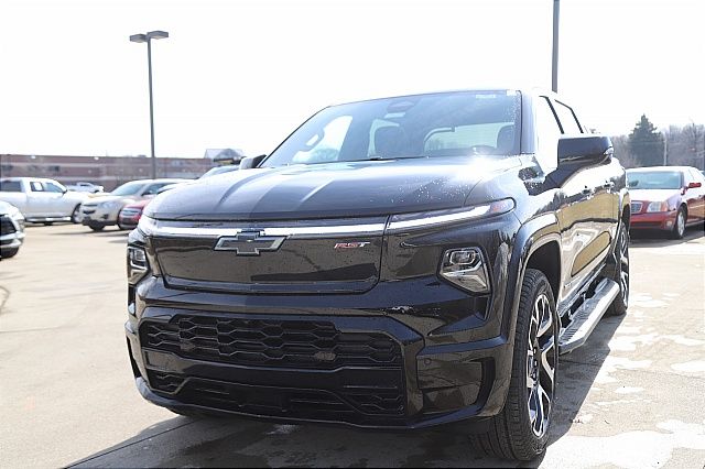 2024 Chevrolet Silverado EV RST Image 2 of 22