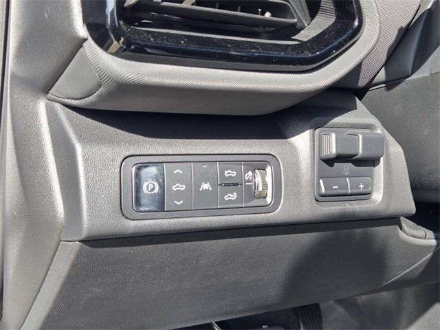 Vehicle image 14 of 22