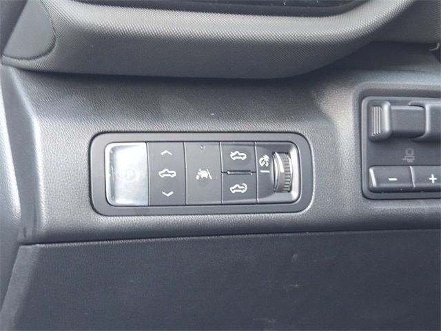Vehicle image 19 of 26