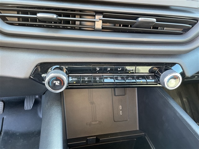 Vehicle image 16 of 27