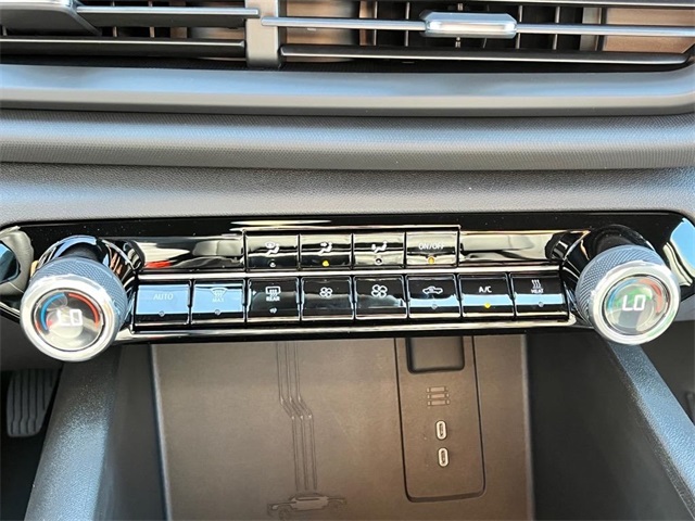 Vehicle image 17 of 22