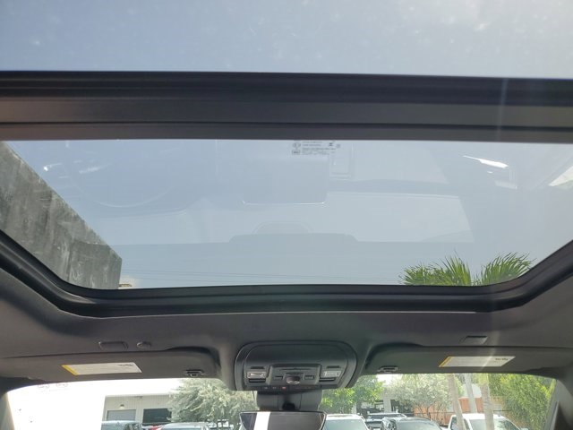 Vehicle image 17 of 32