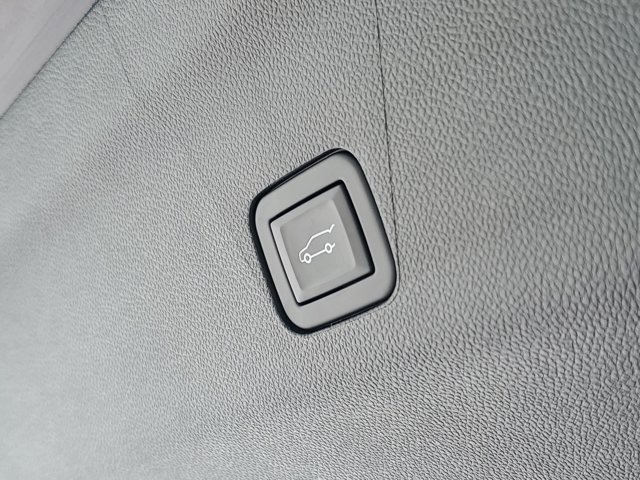 Vehicle image 25 of 32