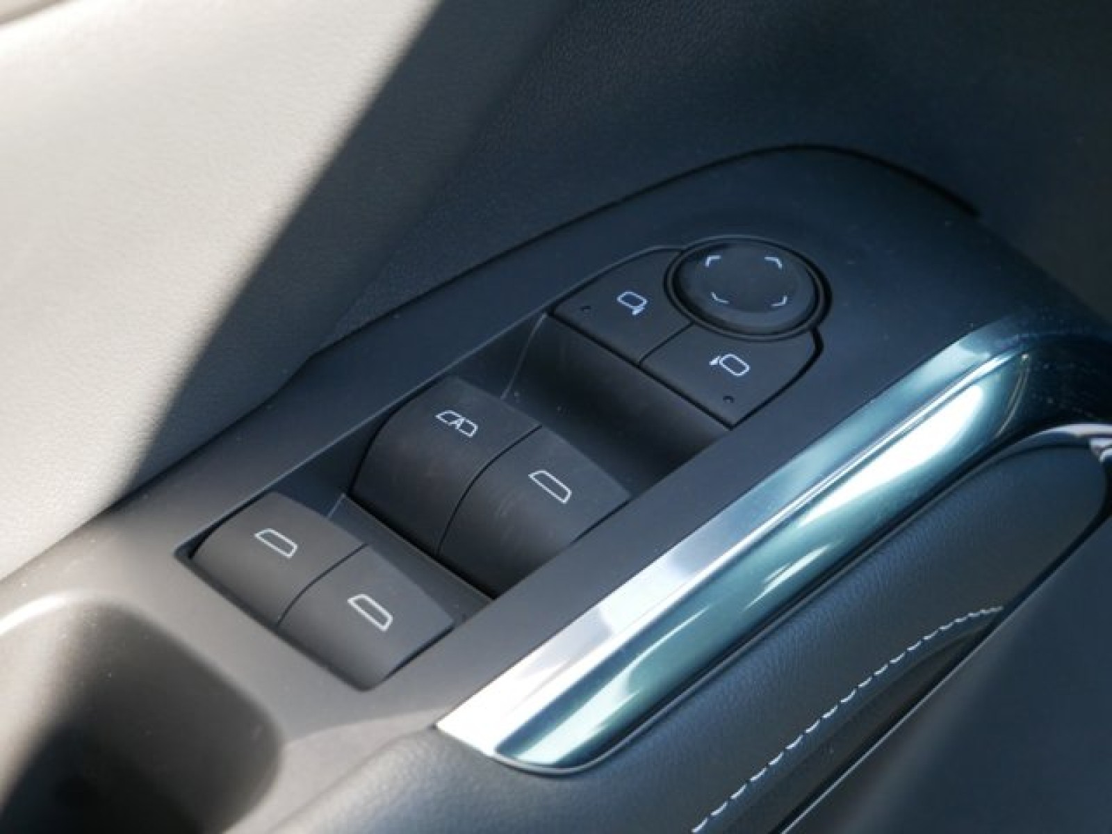 Vehicle image 12 of 16