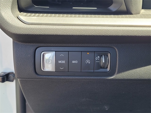 Vehicle image 25 of 33