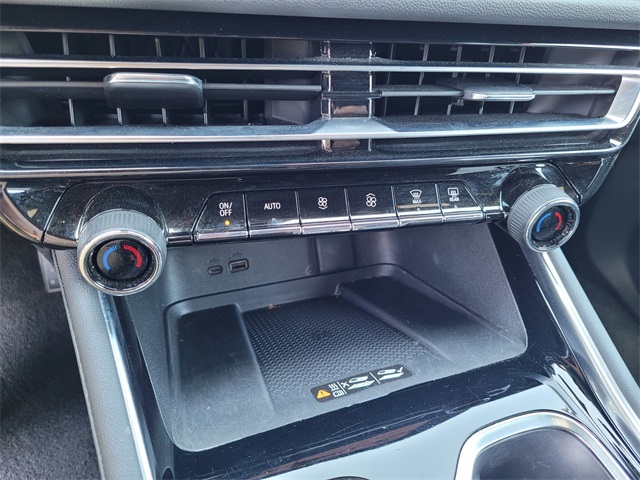 Vehicle image 21 of 33