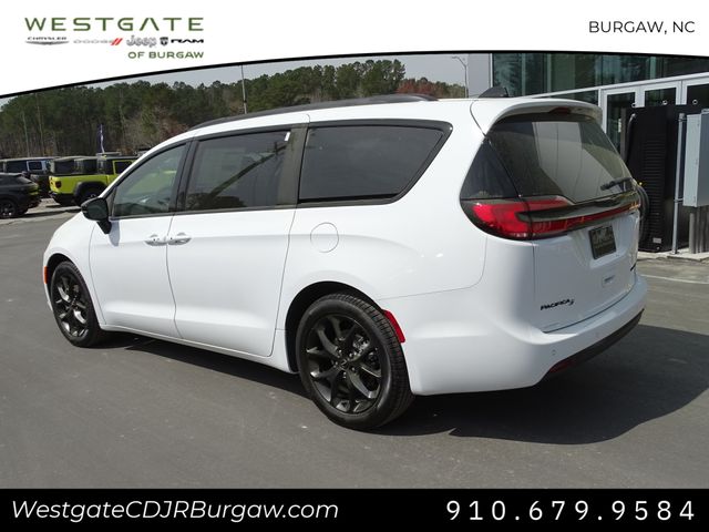 Vehicle image 8 of 24