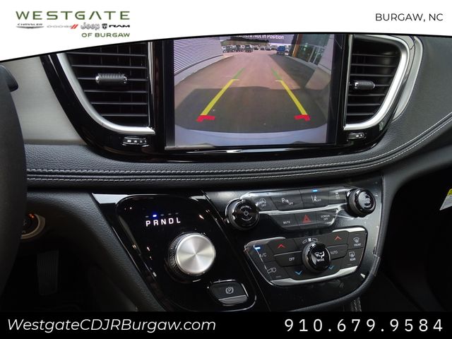 Vehicle image 22 of 24