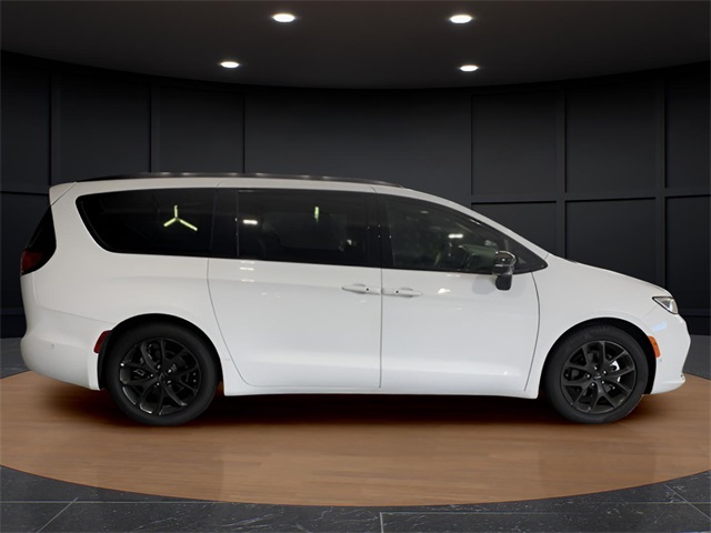 Vehicle image 4 of 39