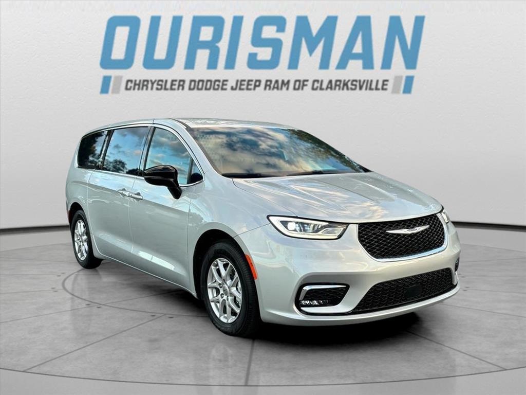 2024 Chrysler Pacifica Touring Image 3 of 22