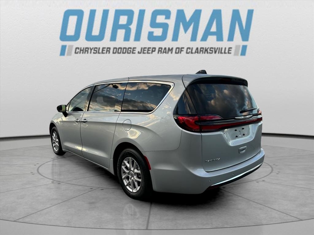 2024 Chrysler Pacifica Touring Image 6 of 22