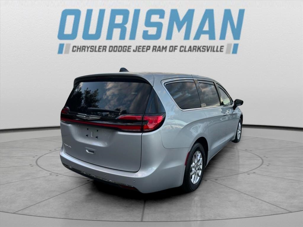 2024 Chrysler Pacifica Touring Image 5 of 22